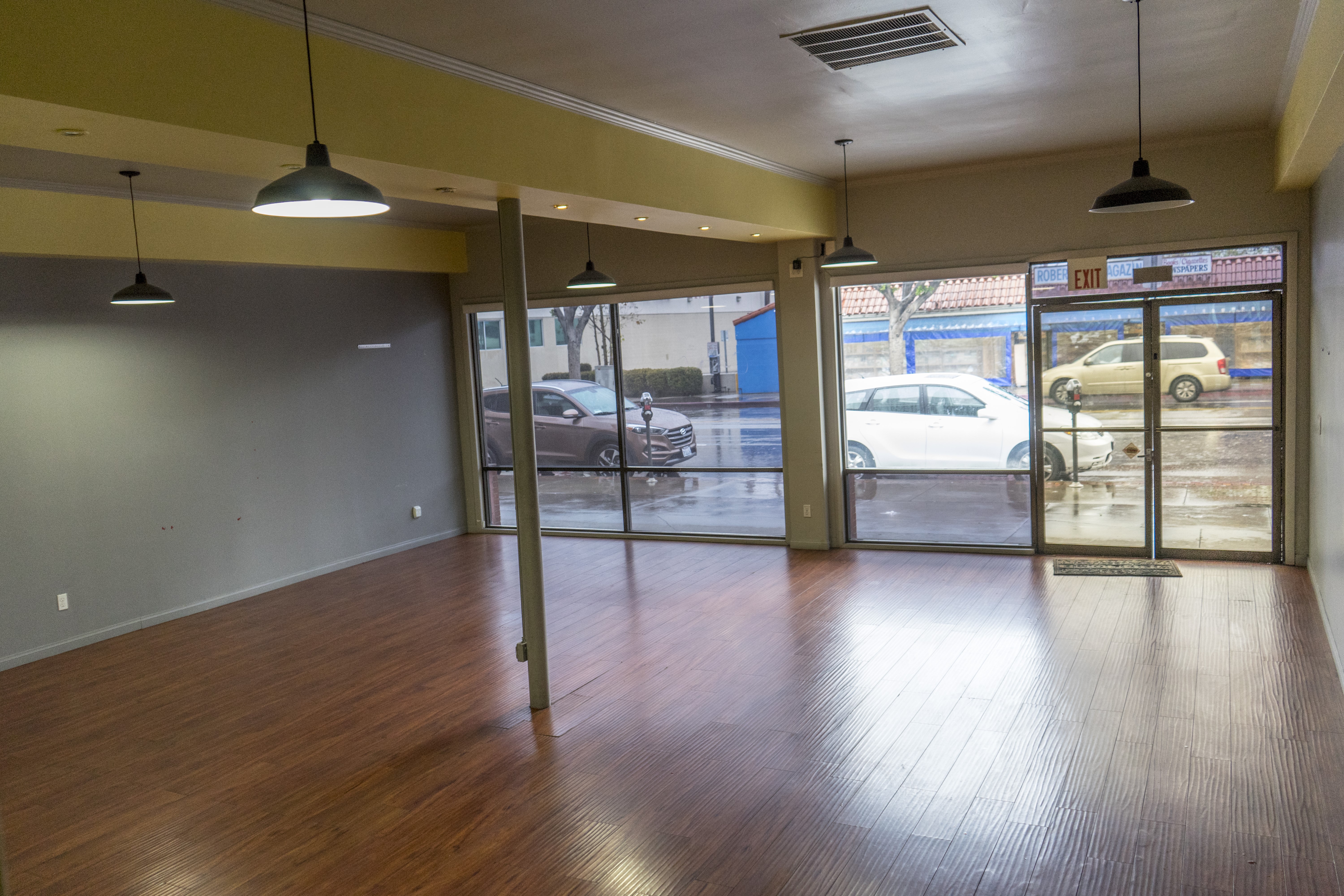 1427 S Robertson Blvd - Showroom